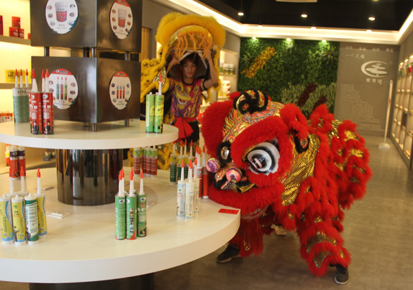 千秋偉業(yè)添錦繡 萬里鵬程展宏圖 —— 常青樹舞獅獻(xiàn)瑞賀新春，歡天喜地迎開工！